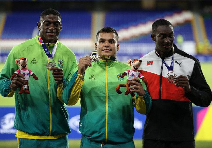 HORSFORD ON THE PODIUM: Trinidad and Tobago’s Tyriq Horsford, right, proudly displays his Junior Pan American Games men’s javelin bronze medal in Cali, Colombia, last Tuesday.  Brazilians Pedro Henrique Rodrigues, centre, and Luiz Mauricio da Silva, left, earned gold and silver, respectively.  —Photo courtesy www.calivalle2021.com HORSFORD ON THE PODIUM: Trinidad and Tobago’s Tyriq Horsford, right, proudly displays his Junior Pan American Games men’s javelin bronze medal in Cali, Colombia, last Tuesday.  Brazilians Pedro Henrique Rodrigues, centre, and Luiz Mauricio da Silva, left, earned gold and silver, respectively.  —Photo courtesy www.calivalle2021.com