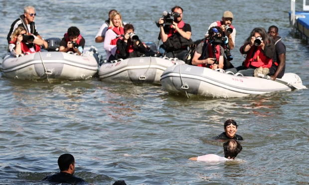 Photographers capture Anne Hidalgo’s swim in the Seine on Wednesday. Photograph: Xinhua/Rex/Shutterstock (Image obtained at theguardian.com) Photographers capture Anne Hidalgo’s swim in the Seine on Wednesday. Photograph: Xinhua/Rex/Shutterstock (Image obtained at theguardian.com)
