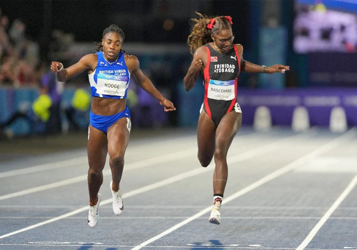 HODGE HOLDS COURT: Adaejah Hodge of the British Virgin Islands, left, crosses the line to win the women’s 200 metres final ahead of T&T’s Shaniqua Bascombe, at the Commonwealth Games, in Glasgow, Scotland, yesterday. —Photo: AP (Image obtained at trinidadexpress.com)